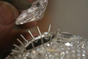 Херст украшает череп бриллиантами,topnews.ru